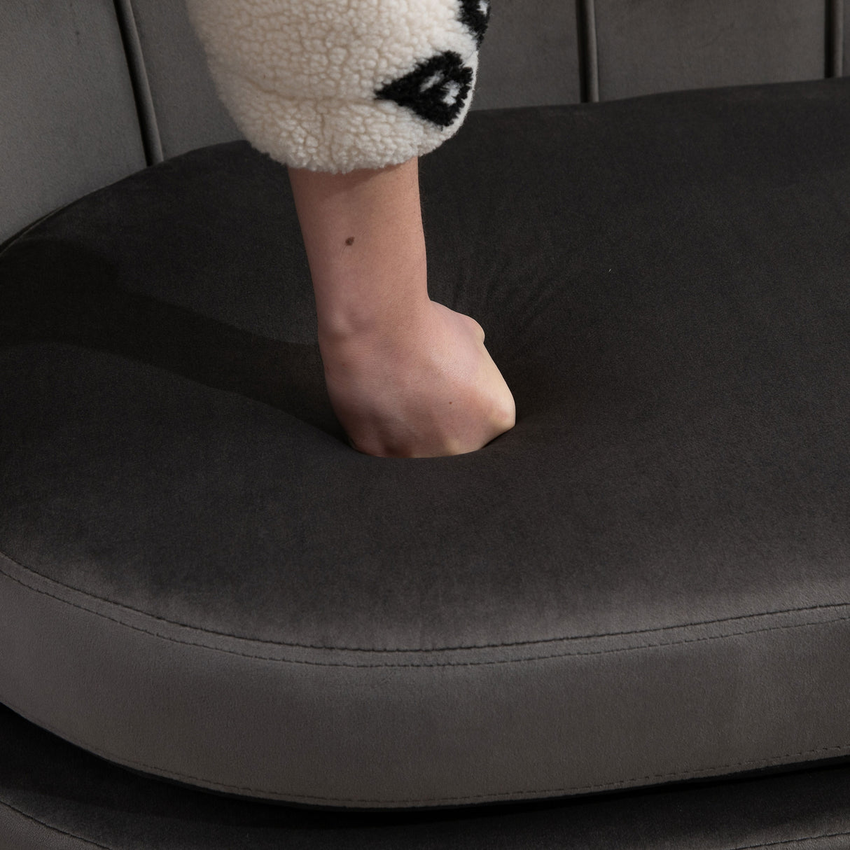 easycomfort easycomfort divano 2 posti in velluto e gambe in metallo per casa e ufficio grigio ean 8055776913551