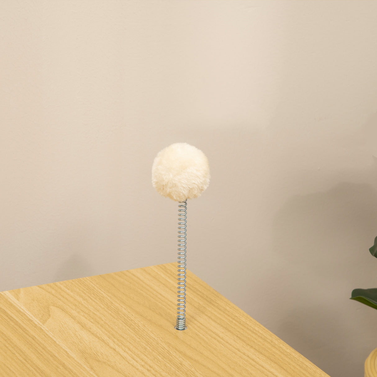 easycomfort easycomfort casetta per gatti in truciolato a forma di televisore con cuscino e pallina giocattolo 50x28x43 cm