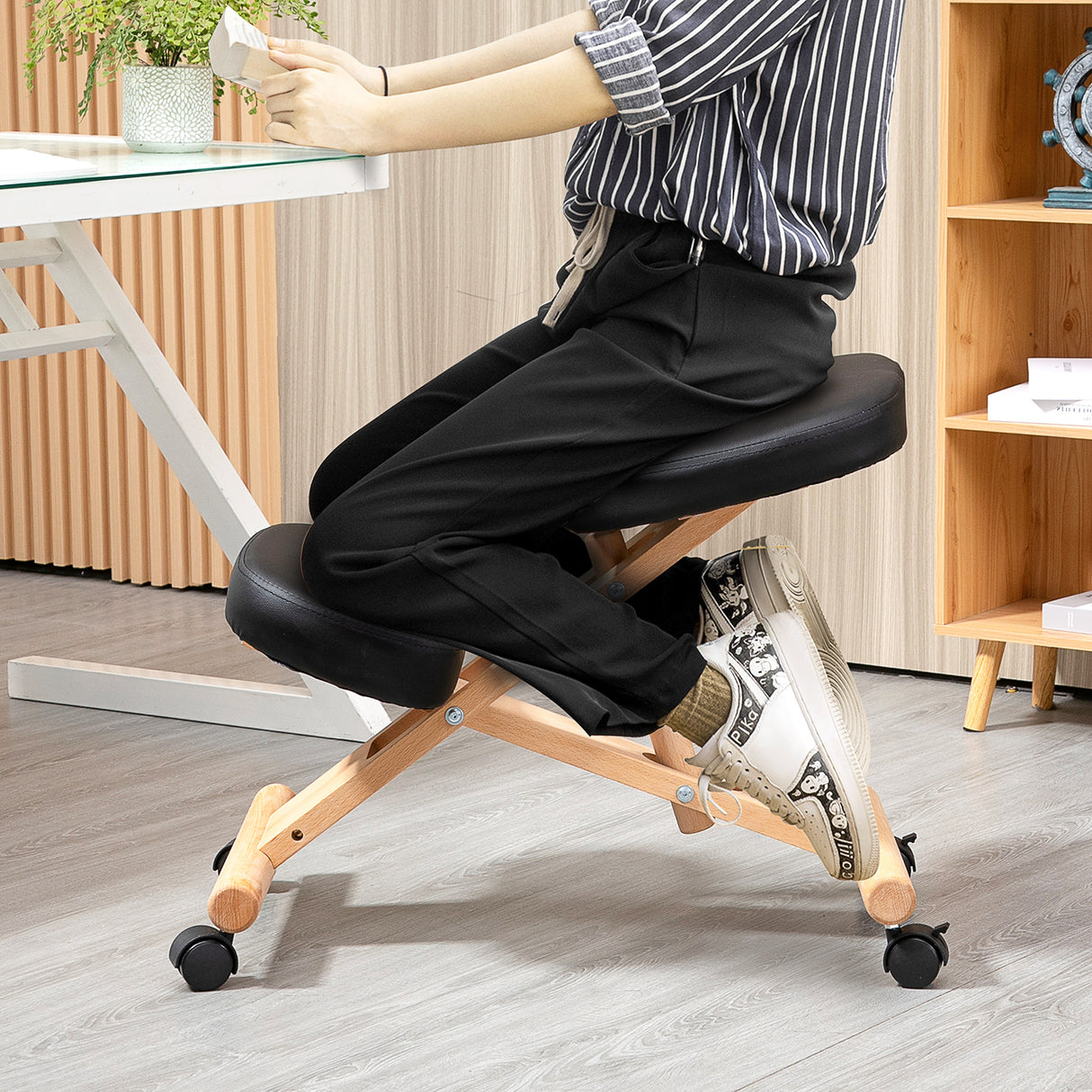 easycomfort easycomfort sedia inginocchiatoio in legno per casa e ufficio con ruote e altezza regolabile 43x67x57 75 cm nera