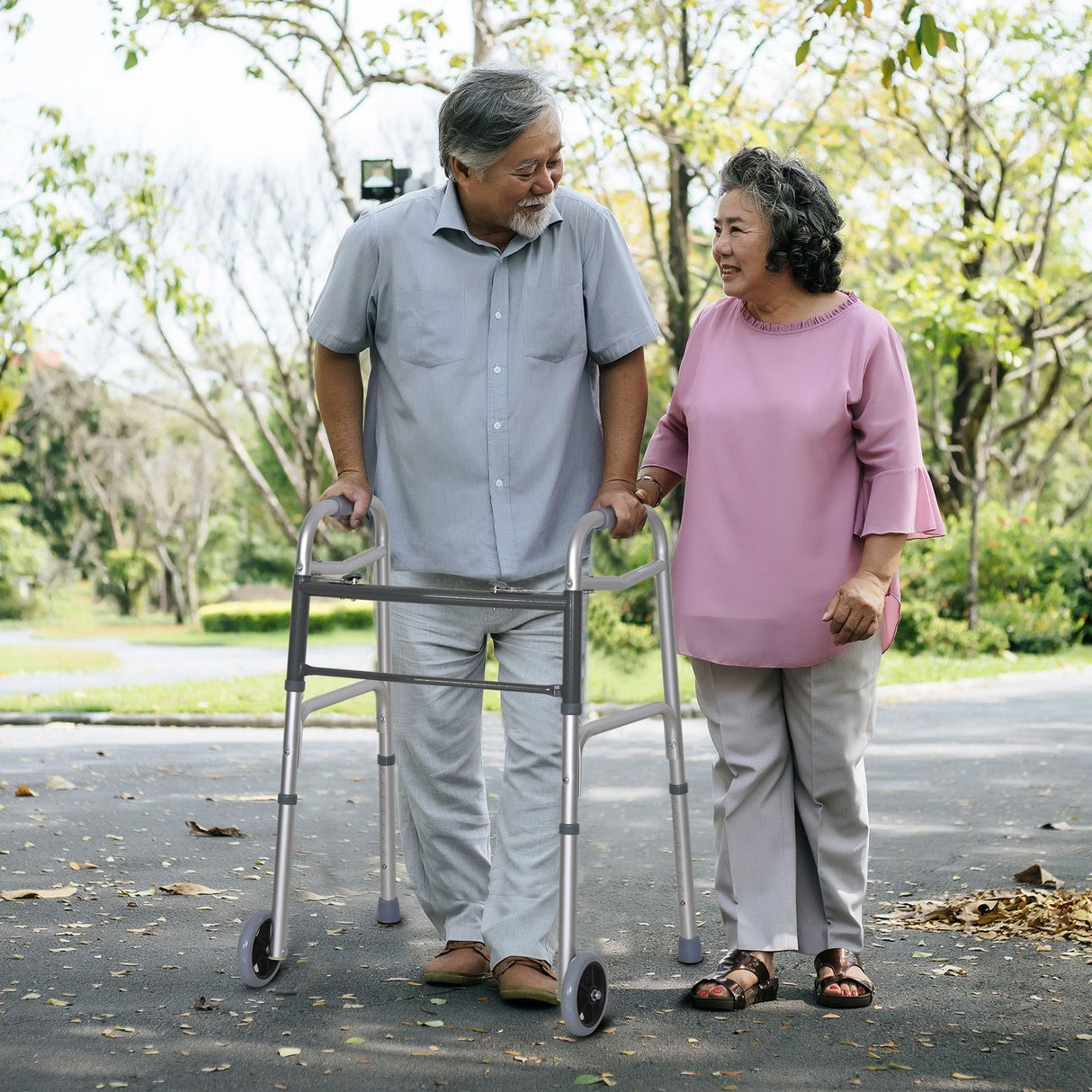 easycomfort easycomfort deambulatore pieghevole e ultraleggero in alluminio con 2 ruote e altezza regolabile 77 95 cm ean 8054144136400