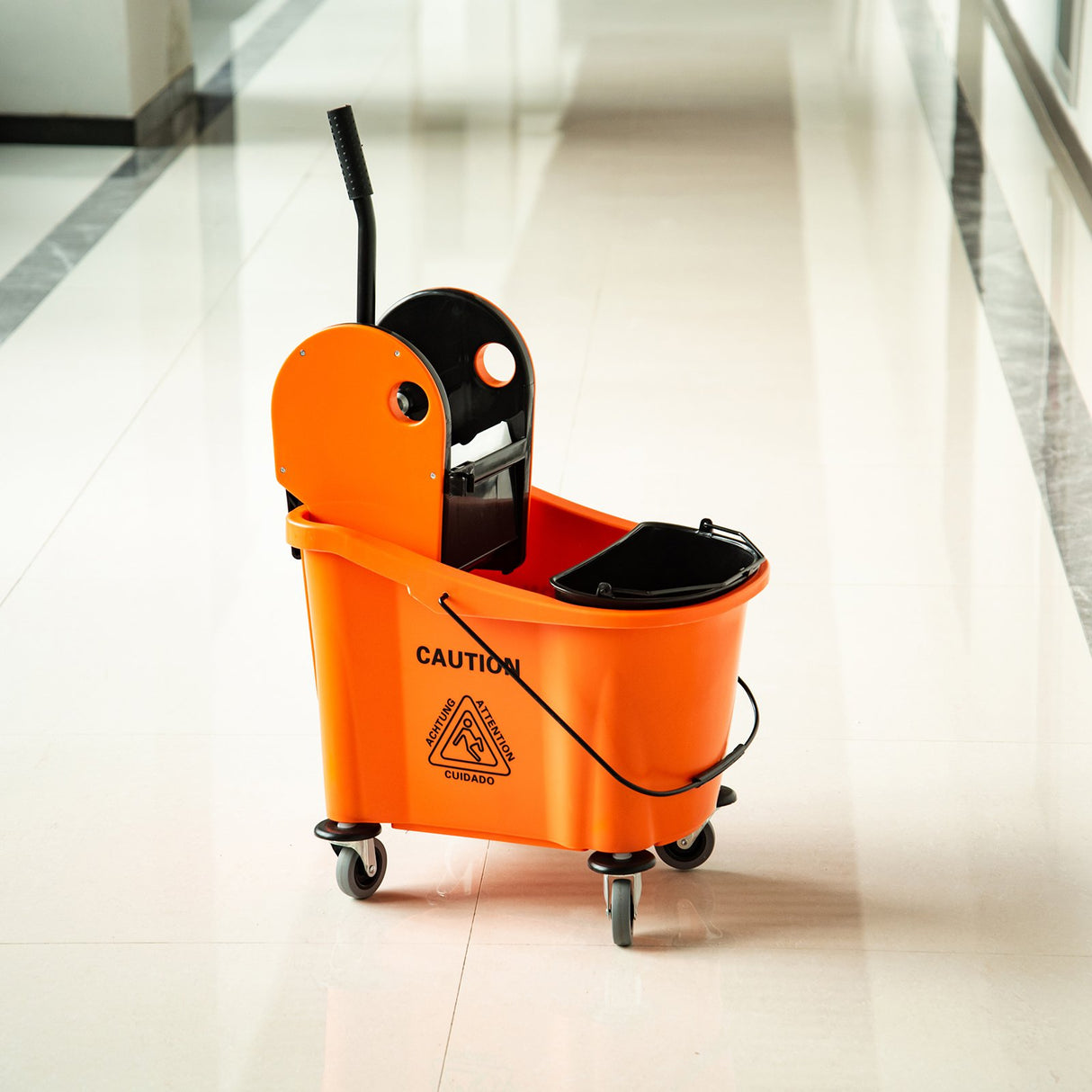 easycomfort easycomfort carrello secchio lavapavimenti da 36l con strizzatore pressa arancione ean 8054144137384