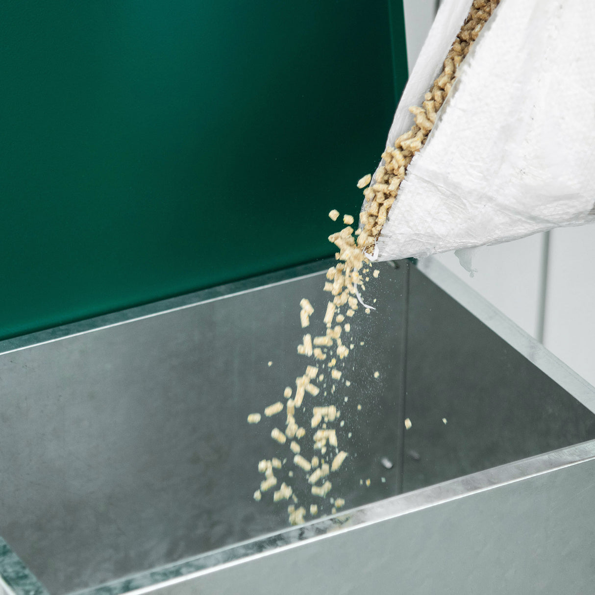 easycomfort easycomfort mangiatoia per galline da 13 5 litri 3 polli con coperchio e pedale 33 5x38 5x66cm