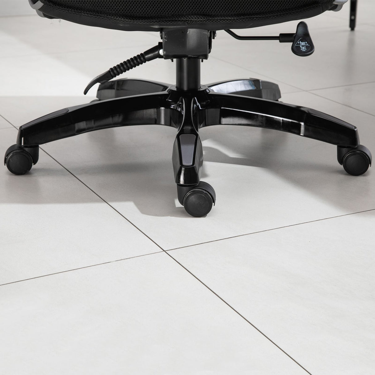 easycomfort easycomfort sedia ufficio ergonomica posturale con braccioli in similpelle nera con altezza regolabile e schienale reclinabile 150 ean 8054144133478