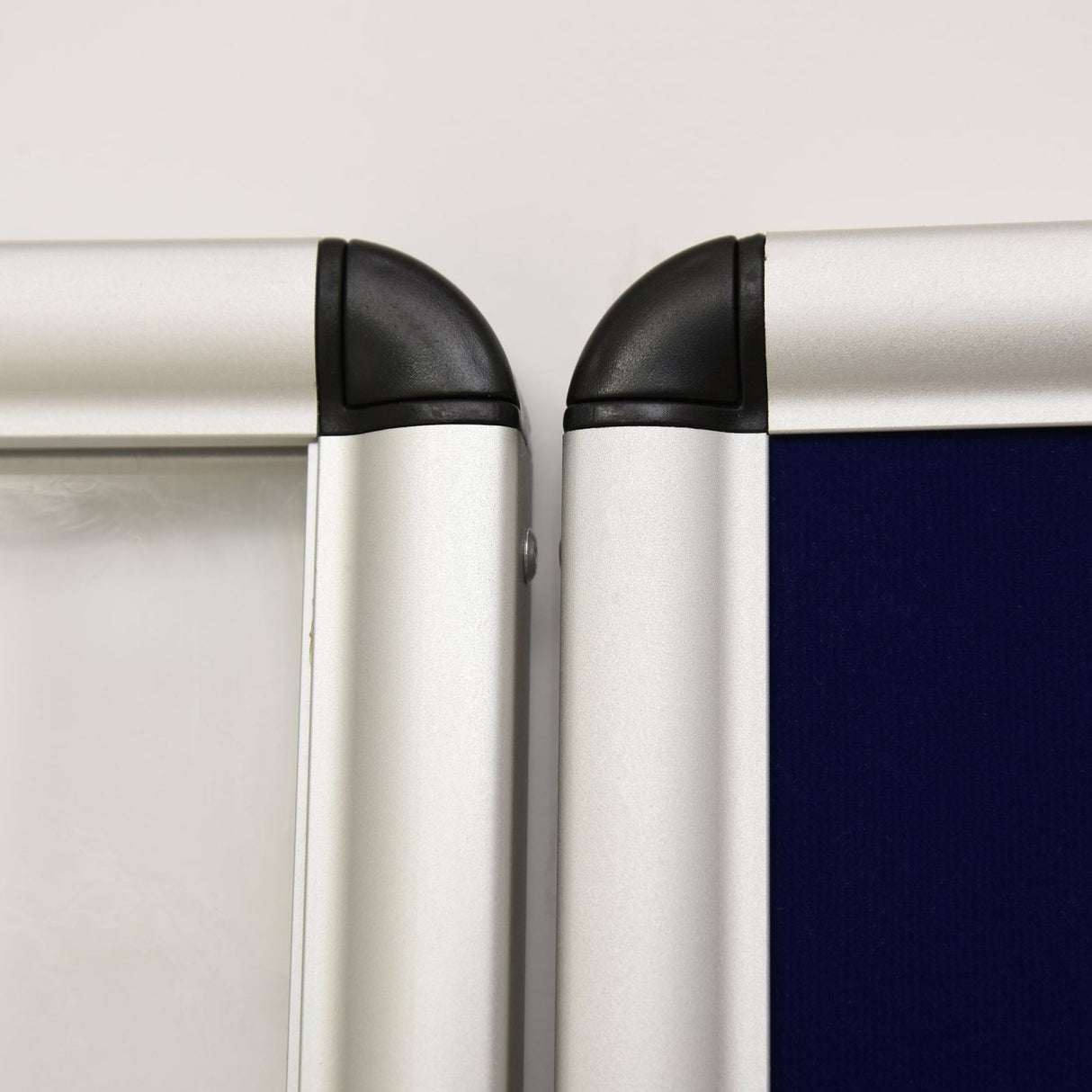 easycomfort easycomfort bacheca porta avvisi con serratura e struttura in alluminio 90x60x4 5cm ean 8054144137605