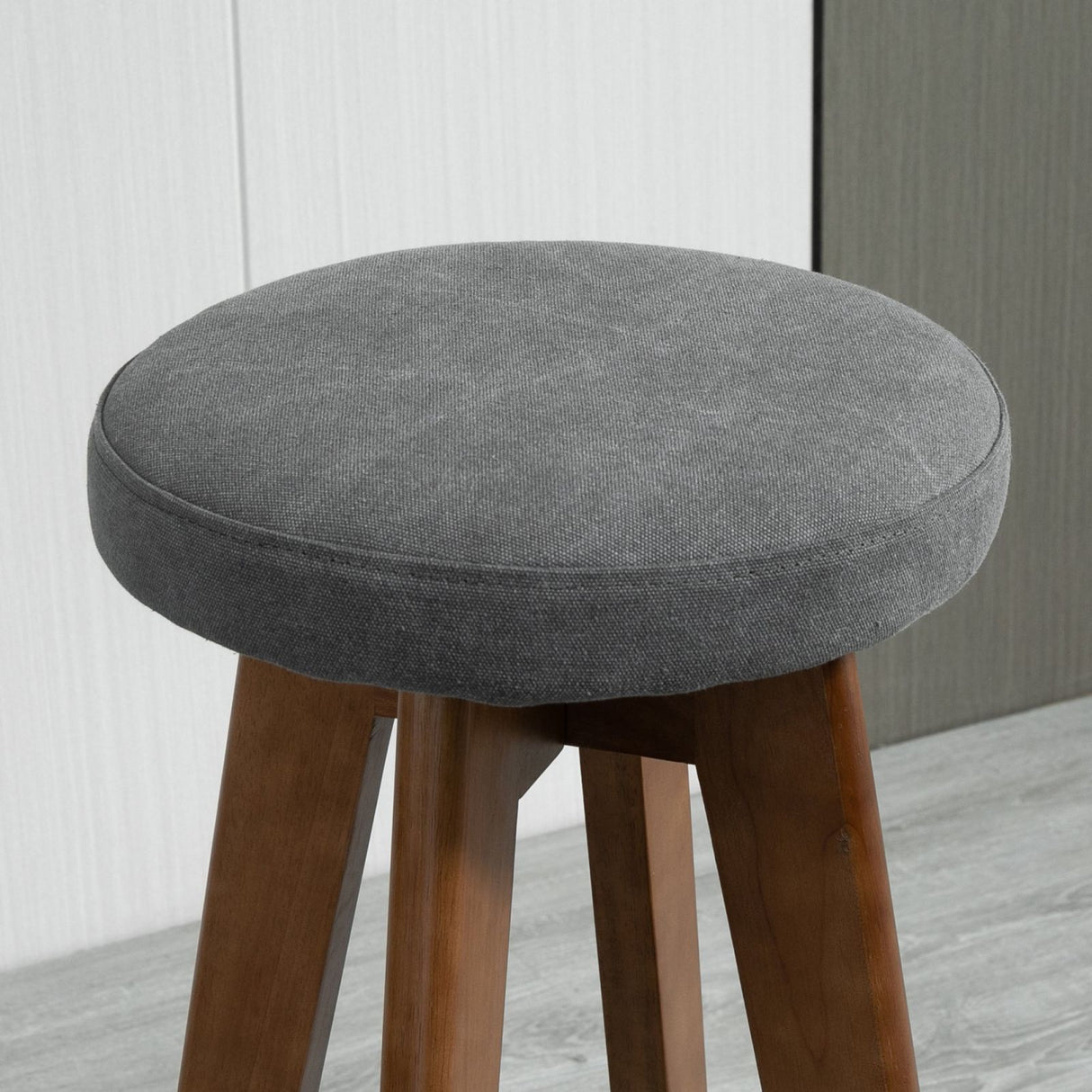 easycomfort easycomfort set 2 sgabelli da bar imbottiti girevoli con poggiapiedi gambe in legno e seduta in tessuto 41x41x69cm marrone