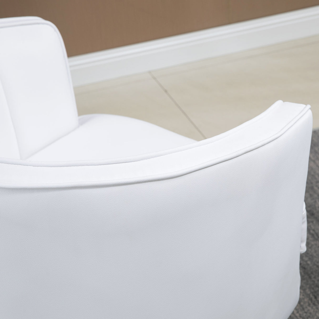 easycomfort easycomfort poltroncina da camera imbottita con rivestimento in finta pelle e gambe in acciaio bianco