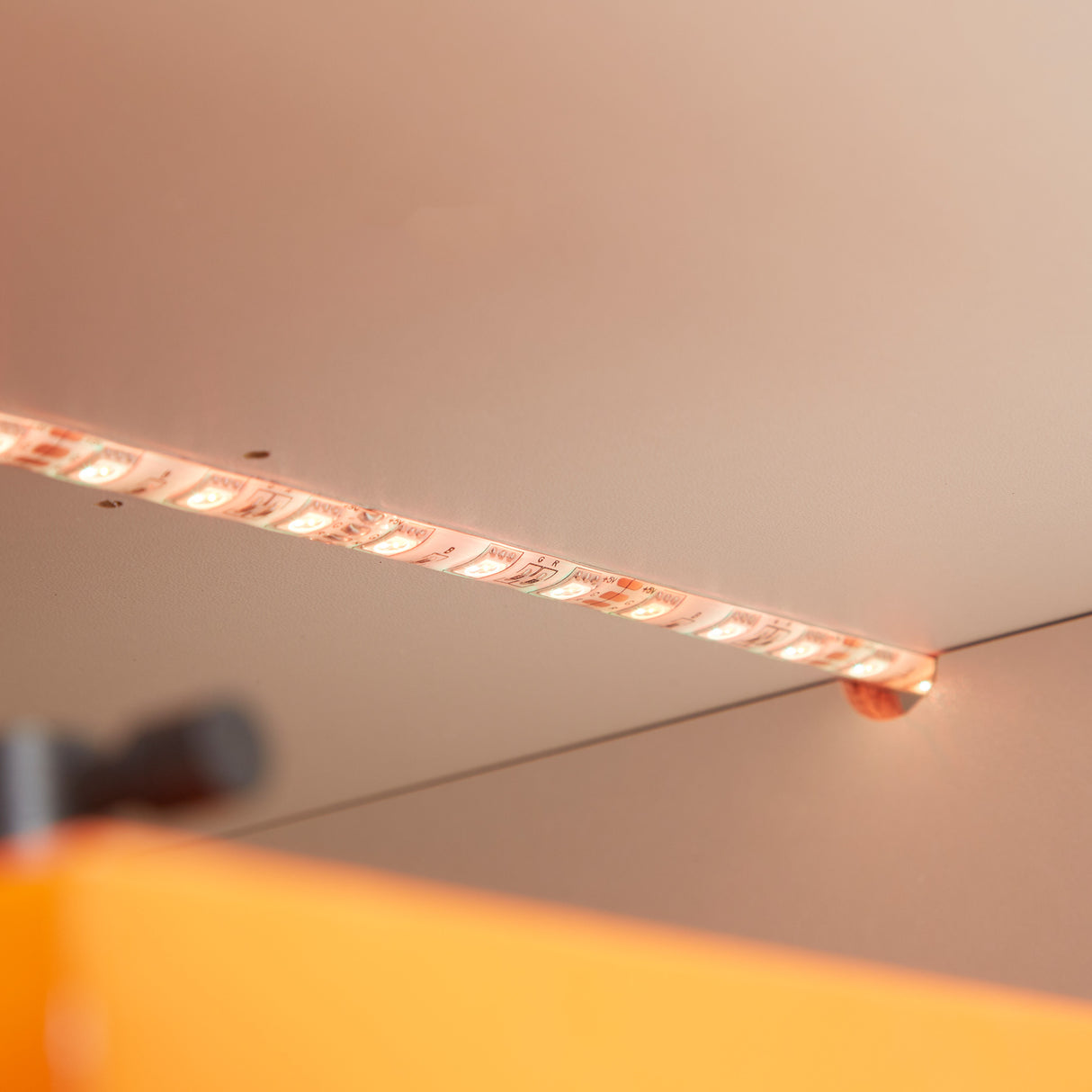 easycomfort easycomfort mobile tv 60 max in truciolato con 3 ripiani 2 armadietti e luci led 137x35x42 cm bianco lucido