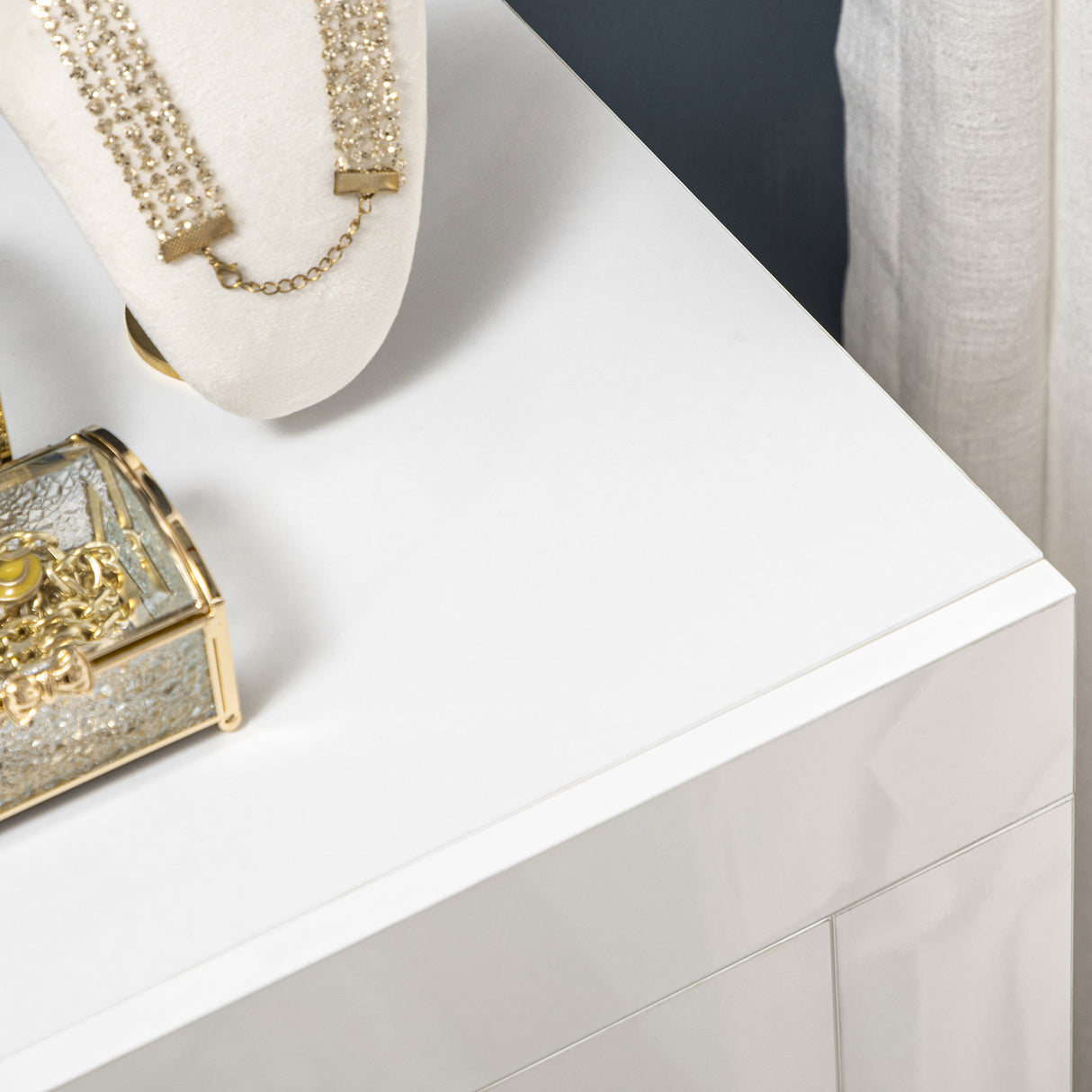 easycomfort easycomfort mobiletto da salotto bianco in truciolato e metallo con luci led blu 3 ripiani aperti e armadietto 75x35x82 cm