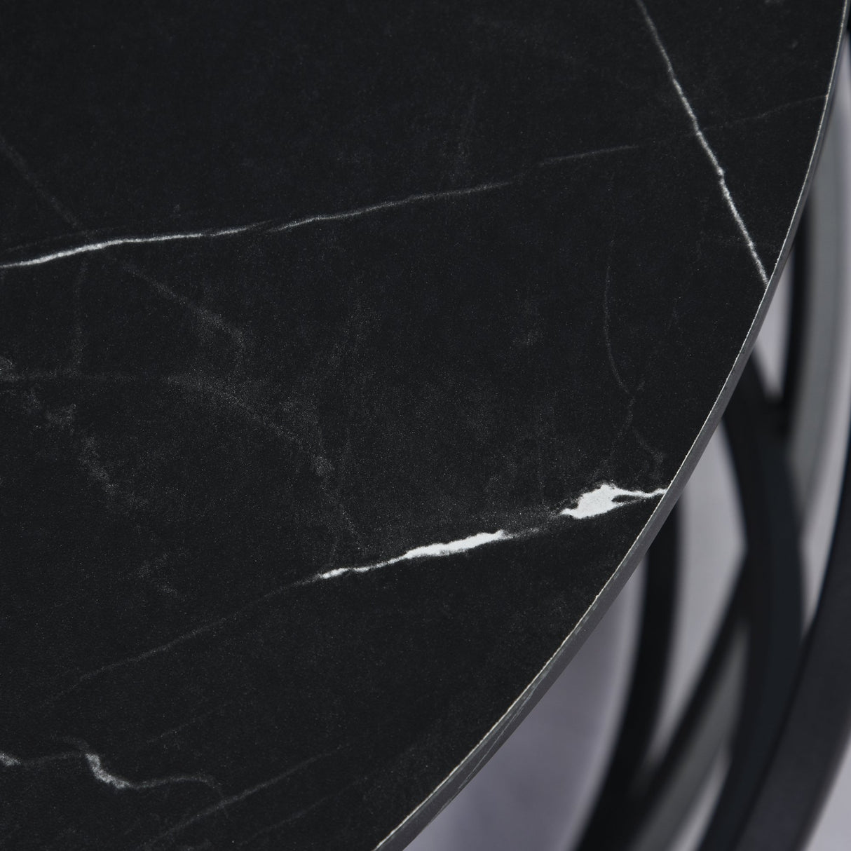 easycomfort easycomfort tavolino da caffe piano dappoggio rotondo con effetto marmo e struttura di design in metallo nero 72 x 48cm ean 8054144133317