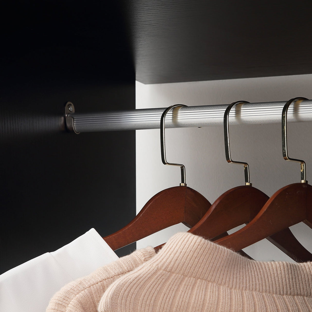 easycomfort easycomfort armadio guardaroba a 5 ripiani con ruote e barre appendiabiti in legno e alluminio nero 120x40x128cm ean 8054111843379