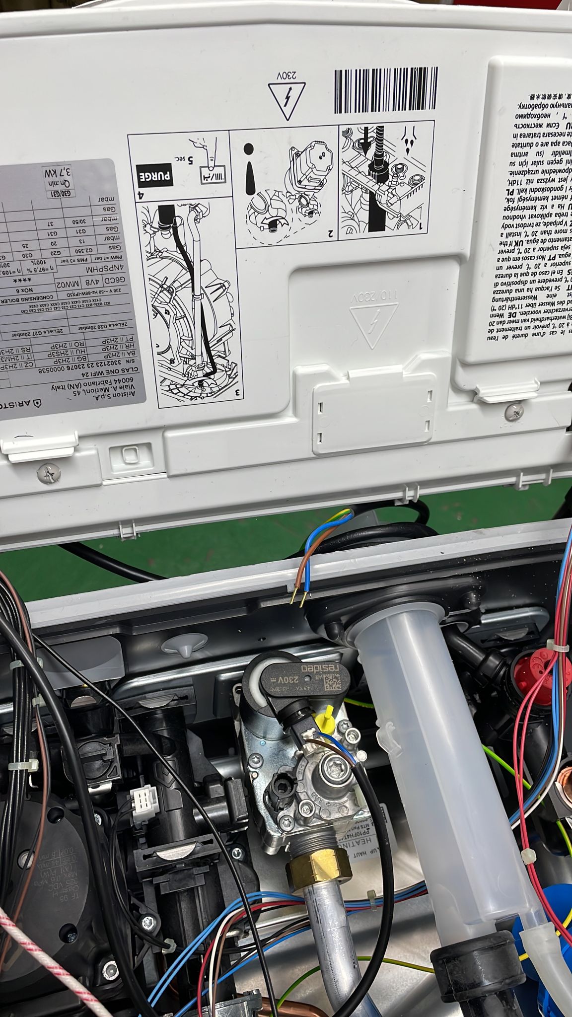 ariston area occasioni caldaia ariston a condensazione clas one wi fi 24 kw metano wi fi integrato low nox kit fumi omaggio