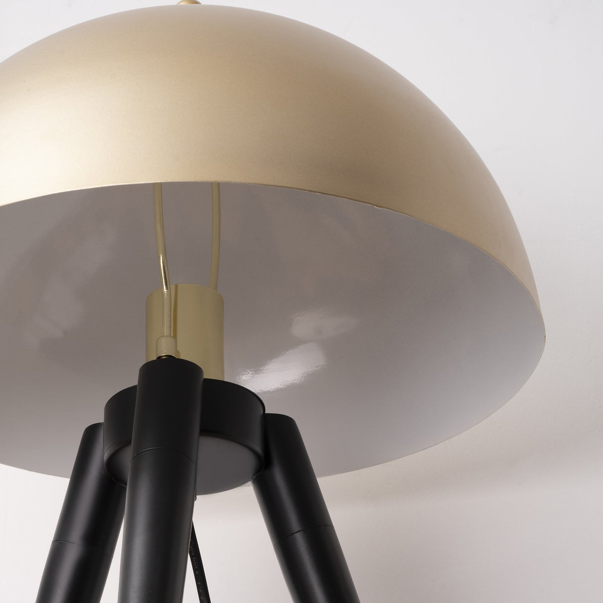 easycomfort easycomfort lampada da tavolo a treppiede con paralume dorato in metallo attacco e27 30x62cm